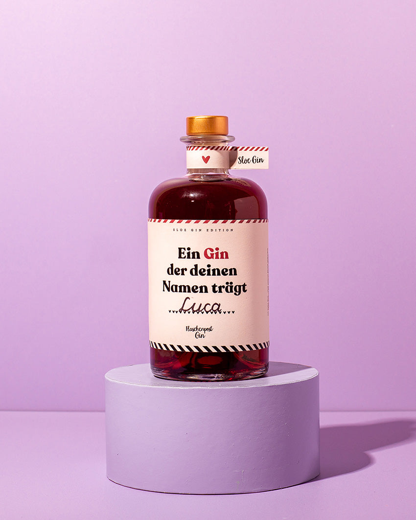 Ein Gin der deinen Namen trägt von Flaschenpost Gin ein Sloe Gin mit Schlehenbeeren und in roter Farbe, mit dem DIY Etikett, auf das man den Namen seiner Lieblingsperson schreiben kann und dem passenden Spruch "Ein Gin der deinen Namen trägt" 