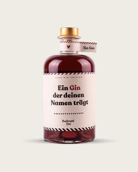 Unser Sloe Gin mit dem Etikett zum selbst beschriften und dem humorvollem Text "Ein Gin der deinen Namen trägt" und einem Platzhalter für den Namen deiner oder deines Liebsten.