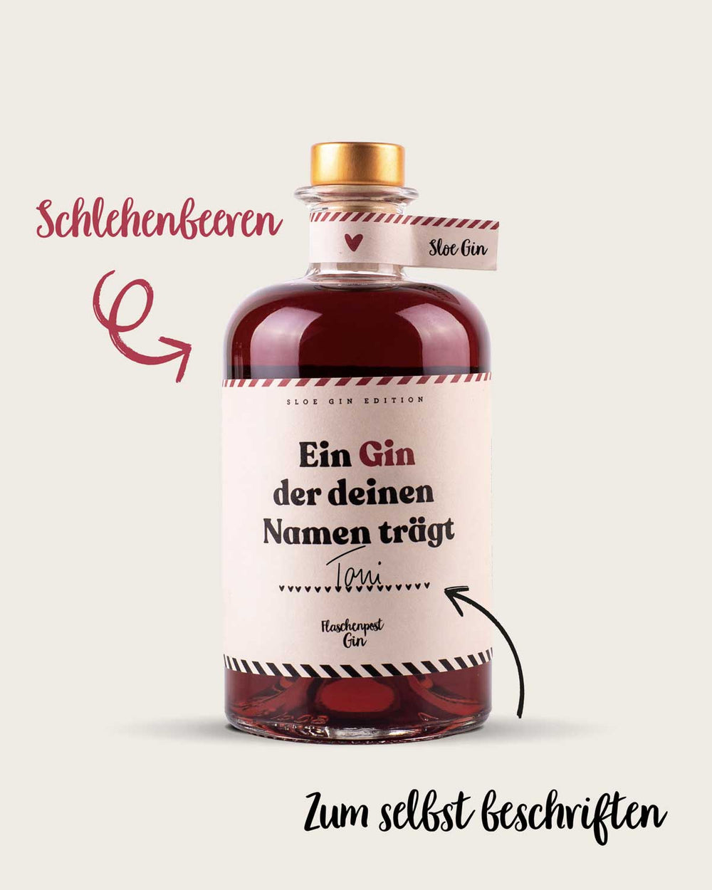 Der intensiv rote Sloe Gin von Flaschenpost Gin mit Schlehenbeeren als Botanical und dem Etikett zum Selbstbeschriften