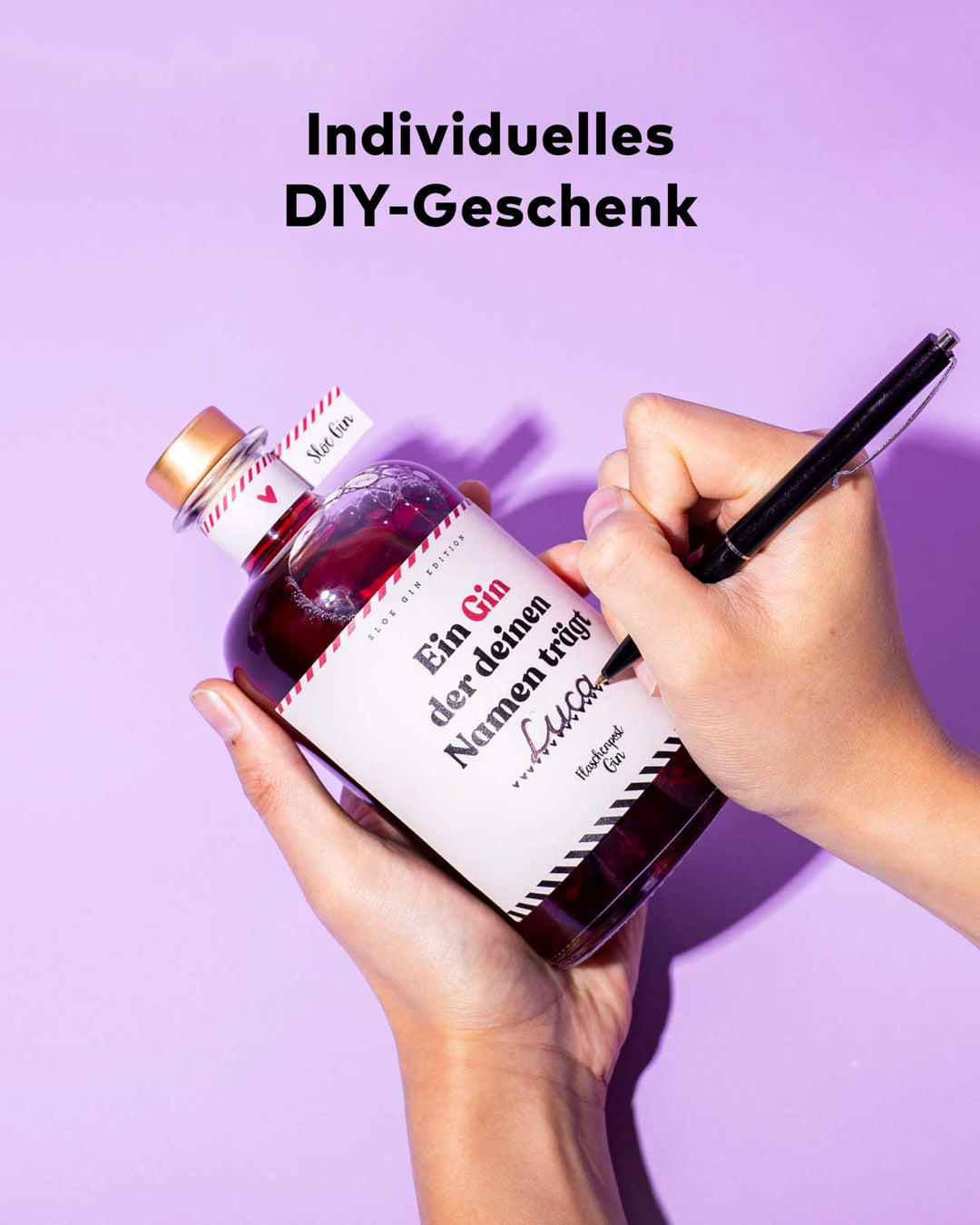 Das perfekte, individuelle DIY-Geschenk: Ein Gin zum Beschriften, perfekt um den Namen deiner Lieblingsperson auf dem Etikett mit dem Spruch "Ein Gin der deinen Namen trägt" zu verewigen.