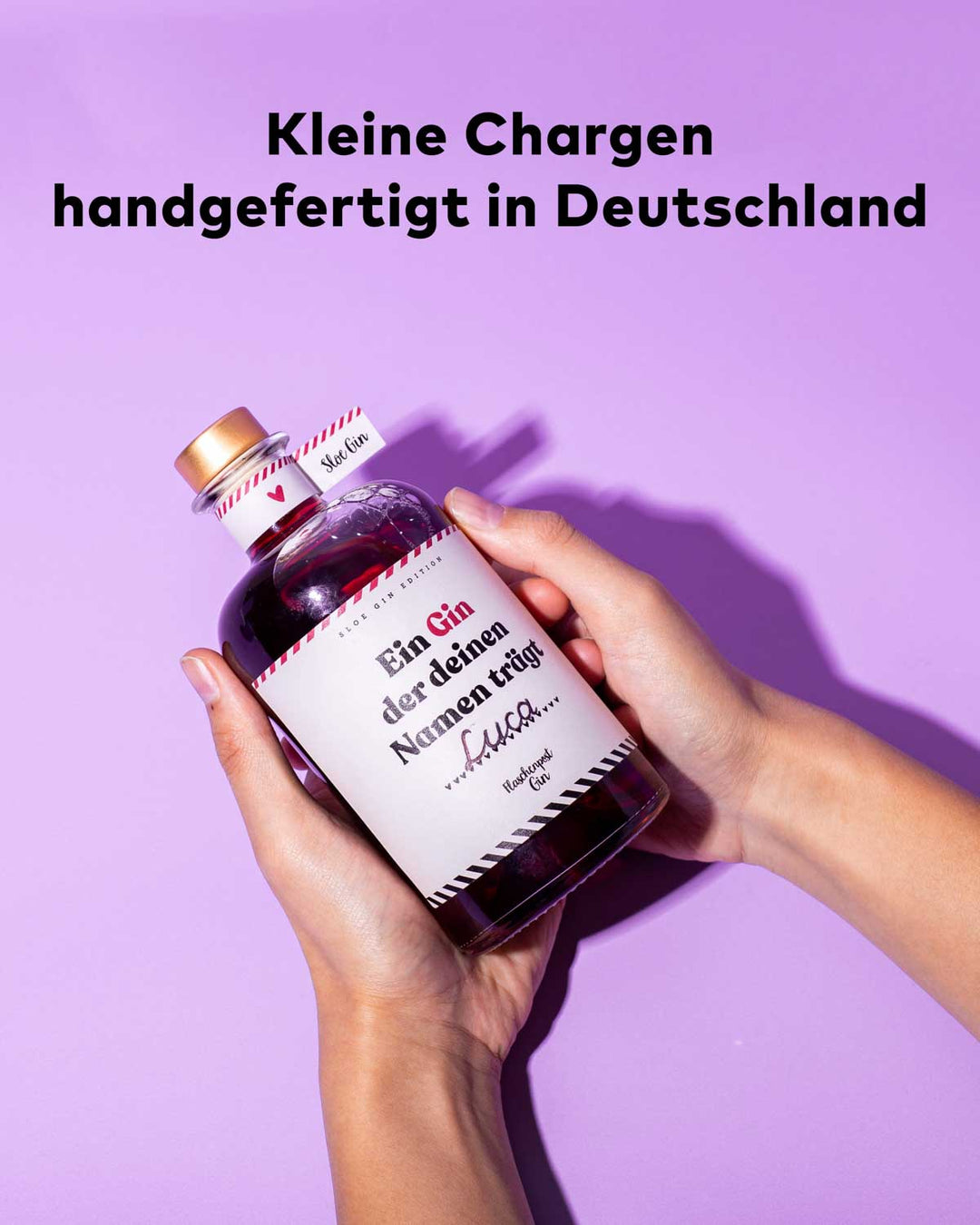 Unser Sloe Gin wird wie alle unsere Gins in kleinen Chargen in Deutschland handgefertigt, ein wahrer Hingucker mit Platz auf dem Etikett um individuell den Namen deiner Lieblingsperson auf zu schreiben.