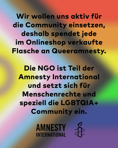 Mit dieser Pride Edition von Flaschenpost Gin wird ein Zeichen gegen Hass und Ausgrenzung gesetzt und die NGO Queeramnesty mit einer Spende von 10% vom Umsatz pro verkaufter Flasche der Pride Edition "Love is Love" unterstützt | Im Vordergrund steht ein kurzer Text zusammen mit dem Logo der Amnesty International und im Hintergrund ist die LGBTQIA+ Flagge zu sehen.
