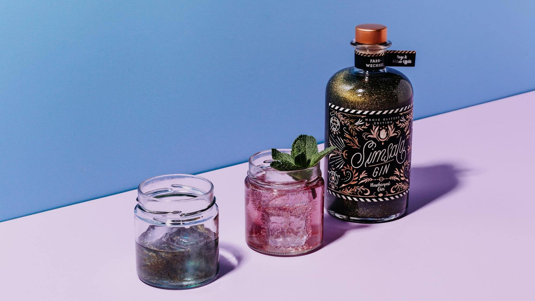 Simsala Gin von Flaschenpost Gin perfekt geeignet für einen magischen Drink, der nicht nur glitzert sondern auch seine Farbe verändern kann, denn mit Tonic wechselt diese von blau zu lila. 