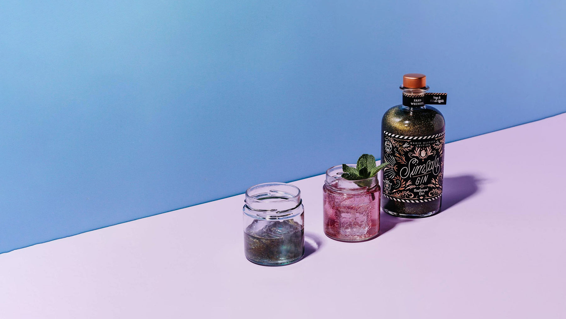 Simsala Gin von Flaschenpost Gin bringt Magie ins Glas, neben seinem magischen Farbwechsel glitzert dieser Gin gold und ist mit seinem einzigartigem Etikett Design ein wahrer Hingucker. 