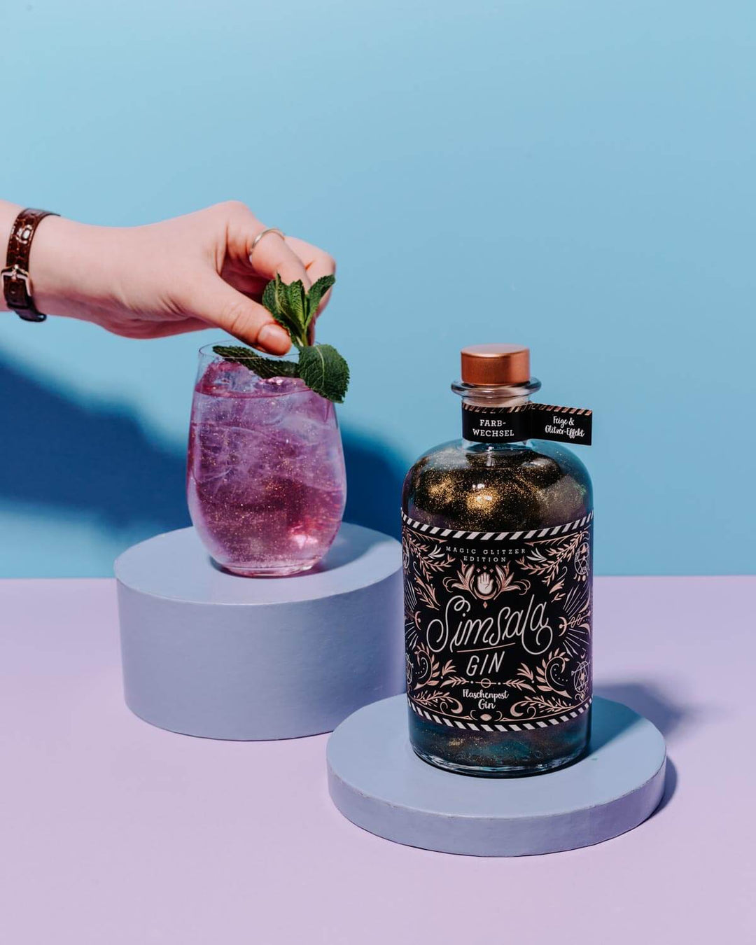  Simsala Gin Glitzer ist ein einzigartiger Zauber-Gin, der durch sein Glitzern und die Veränderung seiner Farbe in Kombination mit Tonic Water zu einem magischen Trinkerlebnis wird.
