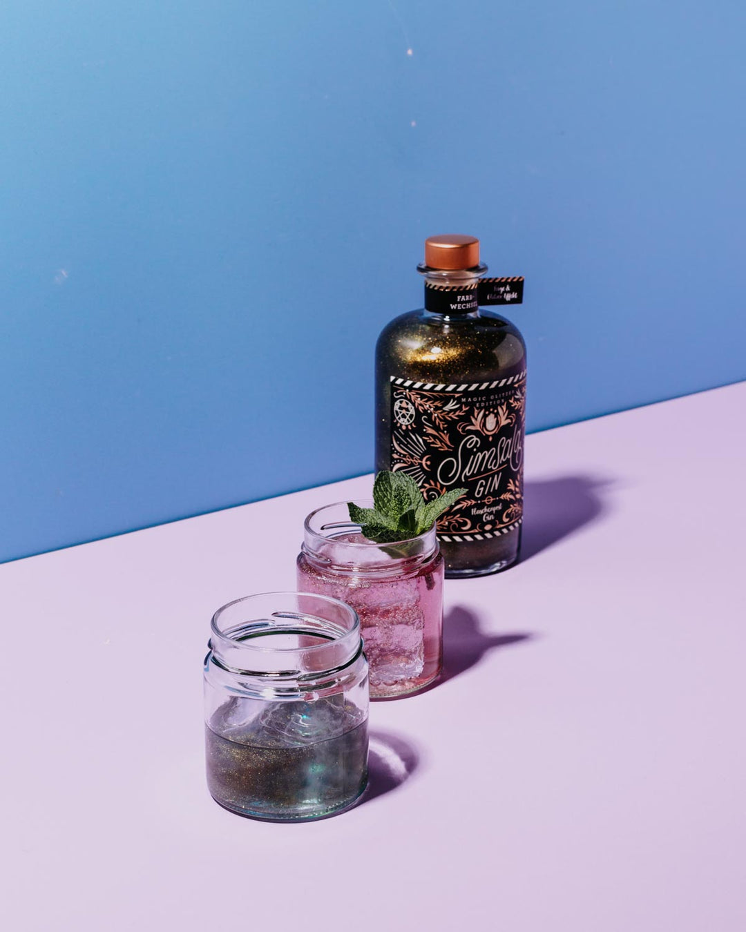 Der Simsala Gin von Flaschenpost Gin ist ideal für einen magischen Drink, der durch seine Farbveränderung und sein Glitzern begeistert. Mit Tonic Water wechselt die Farbe von blau zu lila und sorgt für ein einzigartiges Trinkerlebnis. Dieser Gin ist somit ein Highlight für jeden Cocktail-Liebhaber.