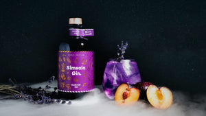 Simsala Gin aus der Magic Edition von Flaschenpost Gin angerichtet mit Lavendel und Pflaumen