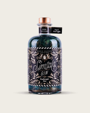 Die neue Simsala Gin Magic Edition mit Glitzer von Flaschenpost Gin verzaubert mit Glitzer und Farbwechsel | Die Apothekerflasche mit magischem Labeldesign stehen auf neutralem Untergrund.