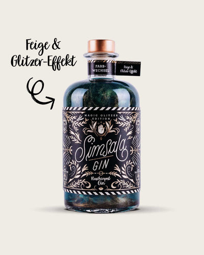 Die neue Simsala Gin Magic Edition mit Glitzer von Flaschenpost Gin überzeugt mit magischem Botanical Feige und einem ganz besonderen Glitzer-Effekt. Die Apothekerflasche mit magischem Labeldesign stehen auf neutralem Untergrund.