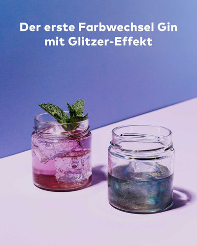 Die neue Simsala Gin Magic Edition mit Glitzer von Flaschenpost Gin ist der erste Farbwechsel Gin mit Glitzer. | Es sind zwei Gläser zu sehen, jeweils mit blauem und pinken Gin.