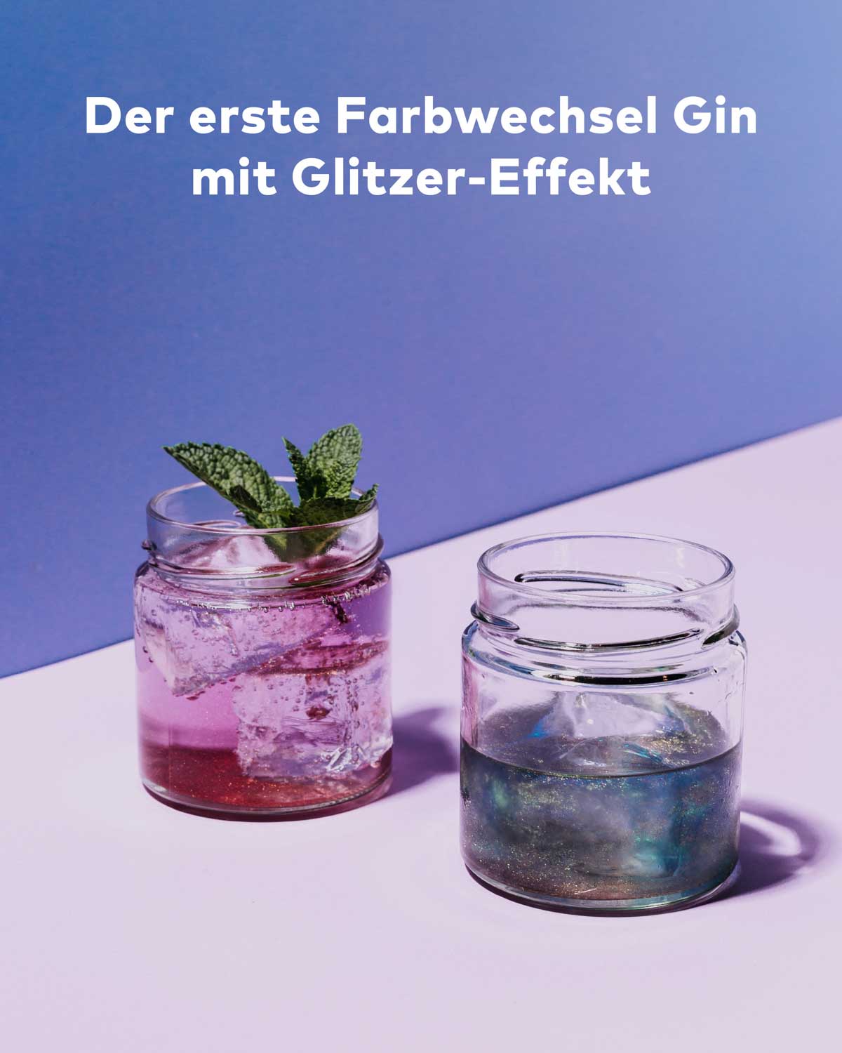 Die Simsala GinMagic Edition von Flaschenpost Gin präsentiert sich als erster Glitzer-Farbwechsel-Gin. Zwei Gläser sind dargestellt, eins in leuchtendem Blau und das andere in zartem Pink, beide gefüllt mit diesem zauberhaften Gin.