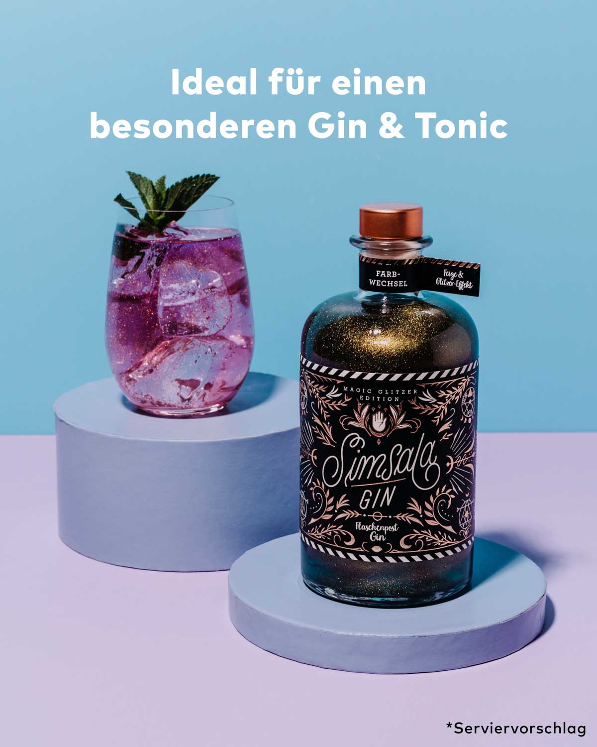 Perfekt für einen besonderen Gin & Tonic zum Beispiel auf einer Party ist die neue Simsala Gin Magic Edition mit Glitzer von Flaschenpost Gin. | Die Flasche verzaubert zusammen mit einem pinken Gin & Tonic im Glas.