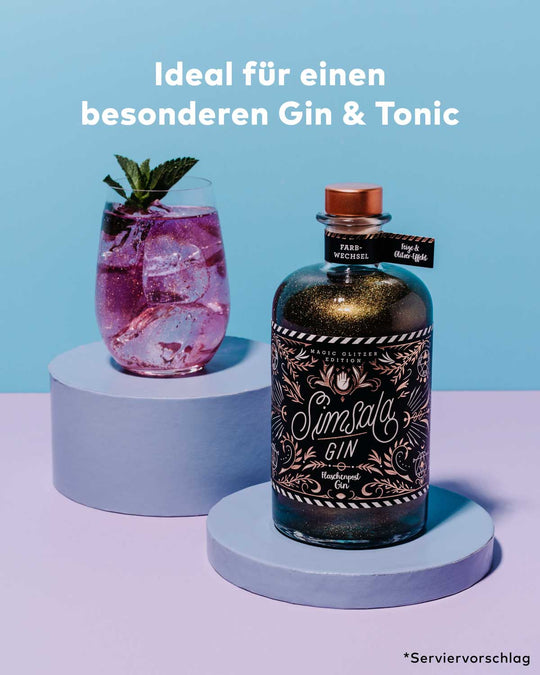 Perfekt für einen besonderen Gin & Tonic zum Beispiel auf einer Party ist die neue Simsala Gin Magic Edition mit Glitzer von Flaschenpost Gin. | Die Flasche verzaubert zusammen mit einem pinken Gin & Tonic im Glas.