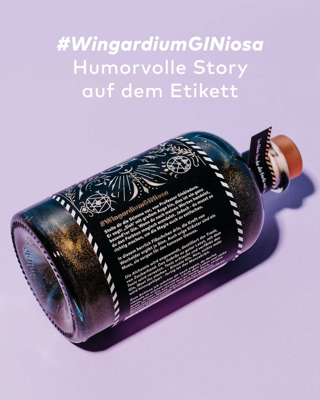 Unser Simsala Gin mit Glitzer hat auf der Rückseite eine humorvolle Story auf dem Etikett. #WingardiumGiniosa! Das bringt dich und deine Gäste garantiert zum Schmunzeln.