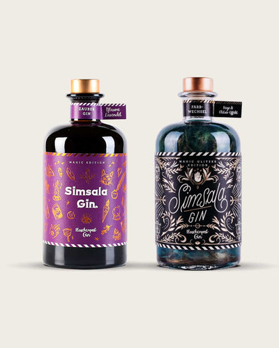 Die neue Simsala Gin Magic Edition mit Glitzer von Flaschenpost Gin verzaubert mit Glitzer und Farbwechsel | Die Apothekerflasche mit magischem Labeldesign und passend dazu die Simsala Gin Edition mit den Special Botanicals Pflaume & Lavendel.