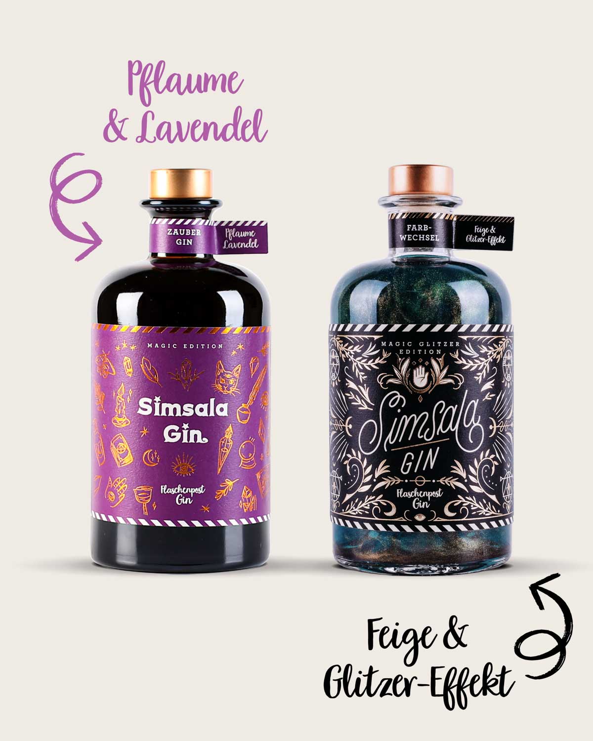 Die neue Simsala Gin Magic Edition mit Glitzer von Flaschenpost Gin überzeugt mit magischem Botanical Feige und einem ganz besonderen Glitzer-Effekt. | Die Apothekerflasche mit magischem Labeldesign stehen auf neutralem Untergrund und passend dazu die Simsala Gin Edition mit den Special Botanicals Pflaume & Lavendel.