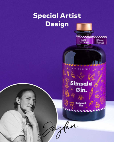Das Etikett unseres Simsala Gin wurde in Kooperation mit dem Künstler Jayden gestaltet. Das violette Etikett ist mit bezaubernden Elementen wie Zauberkugeln, Federn und Tarotkarten verziert. Die goldenen Akzente machen es bereits vor dem Öffnen zu einem Blickfang.