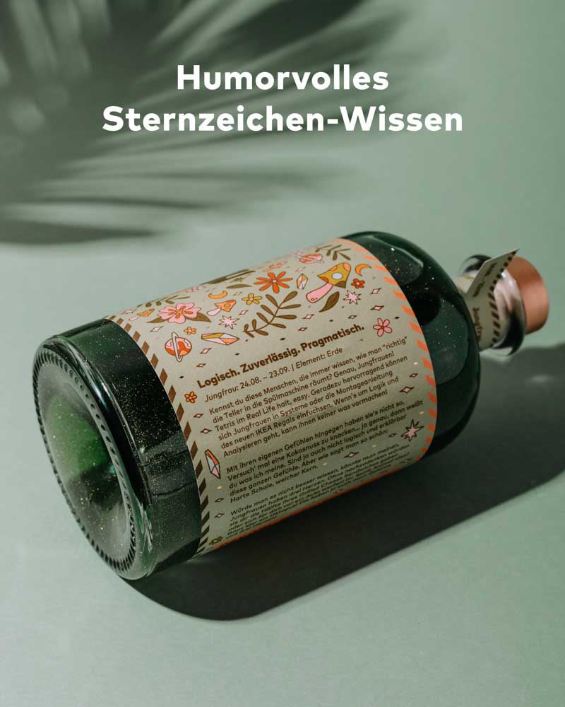 Auf unseren AstroloGin Etiketten erwartet dich humorvolles Sternzeichen-Wissen, das garantiert für den ein oder anderen Schmunzler sorgen wird! Zu sehen ist unsere Jungrau Edition mit grünem Glitzer-Gin.