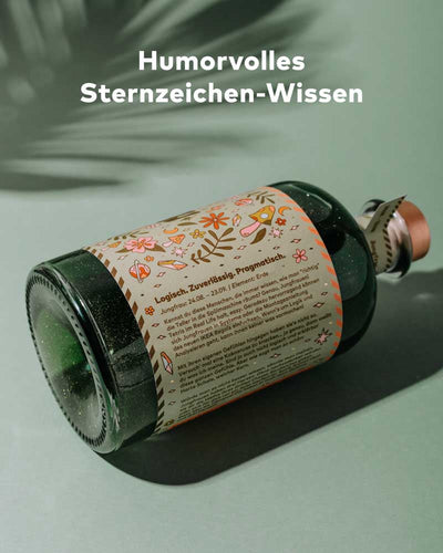 Auf unseren AstroloGin Etiketten erwartet dich humorvolles Sternzeichen-Wissen, das garantiert für den ein oder anderen Schmunzler sorgen wird! Zu sehen ist unsere Jungrau Edition mit grünem Glitzer-Gin.
