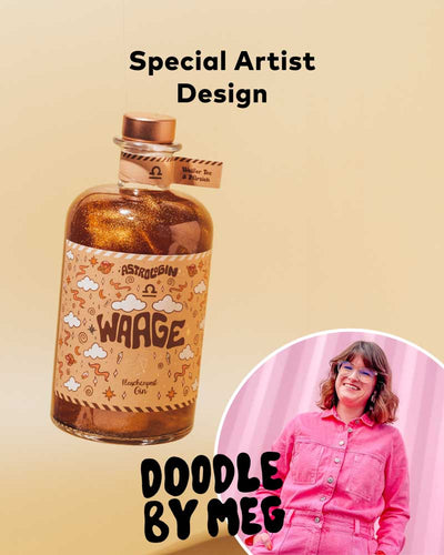 Für das einzigartige & besondere Design unseres AstroloGins haben wir uns prominente Unterstützung geholt – von Doodle by Meg! Sie hat uns 4 verschiedene Designs zu den verschiedenen Tierzeichen Elementen gezaubert & diese nochmal an jedes einzelne Sternzeichen angepasst. Damit kommen wir auf 12 verschiedene astrologische Gin Editions. Zu sehen ist unsere Special Edition AstroloGin - Waage by Flaschenpost Gin. 