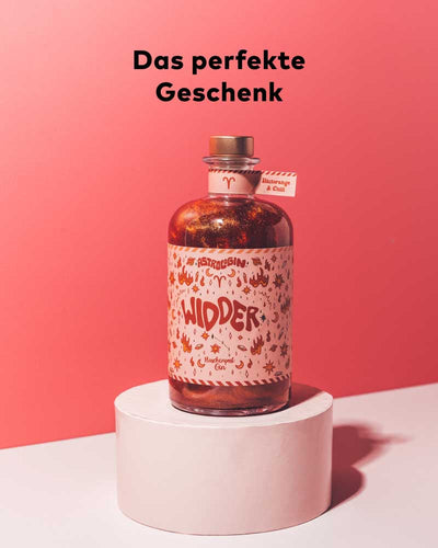 Unser AstroloGin ist das perfekte Geschenk für Gin-Liebhaber & Astrologie-Fans, aber natürlich auch für absolute Neulinge. Denn diese Edition sieht nicht nur toll aus & schmeckt gut – nein – sie ist auch noch humorvolle dank dem passenden Sternzeichenwissen hinten auf dem Etikett. Sobald du das Geburtsdatum des Beschenkten kennst, ist der AstroloGin das perfekte, unkomplizierte und dennoch persönliches Geschenk zu jedem Anlass – ob Party, Geburtstag oder Gastgeschenk!