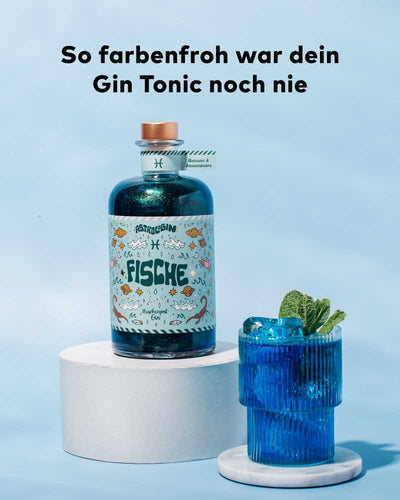 Der erste glitzernde Sternzeichen Gin. Für alle zwölf Sternzeichen gibt es ein individuelles Etikett Design. Zu sehen ist ein leckerer Drink mit unserem blau, glitzernder Gin für Fische. Das perfekte Geburtstagsgeschenk für Astrologie Fans und Gin Liebhaber. So farbenfroh war dein Gin & Tonic bestimmt noch nie!