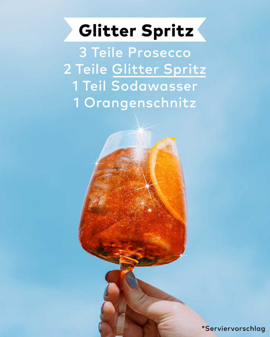 Um deinen funkelnden Spritz zuzubereiten, kombiniere ganz einfach 3 Teile Prosecco, 2 Teile unseres Glitter Spritz, 1 Teil Sodawasser und garniere das Ganze mit einem Orangenschlitz.