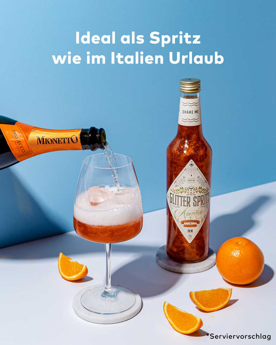 Unser Glitter Spritz, ist als glitzerndes italienisches Kultgetränk genau das richtige für deinen nächsten Spitz und holt dir das italienische Urlaubsfeeling direkt ins Glas.