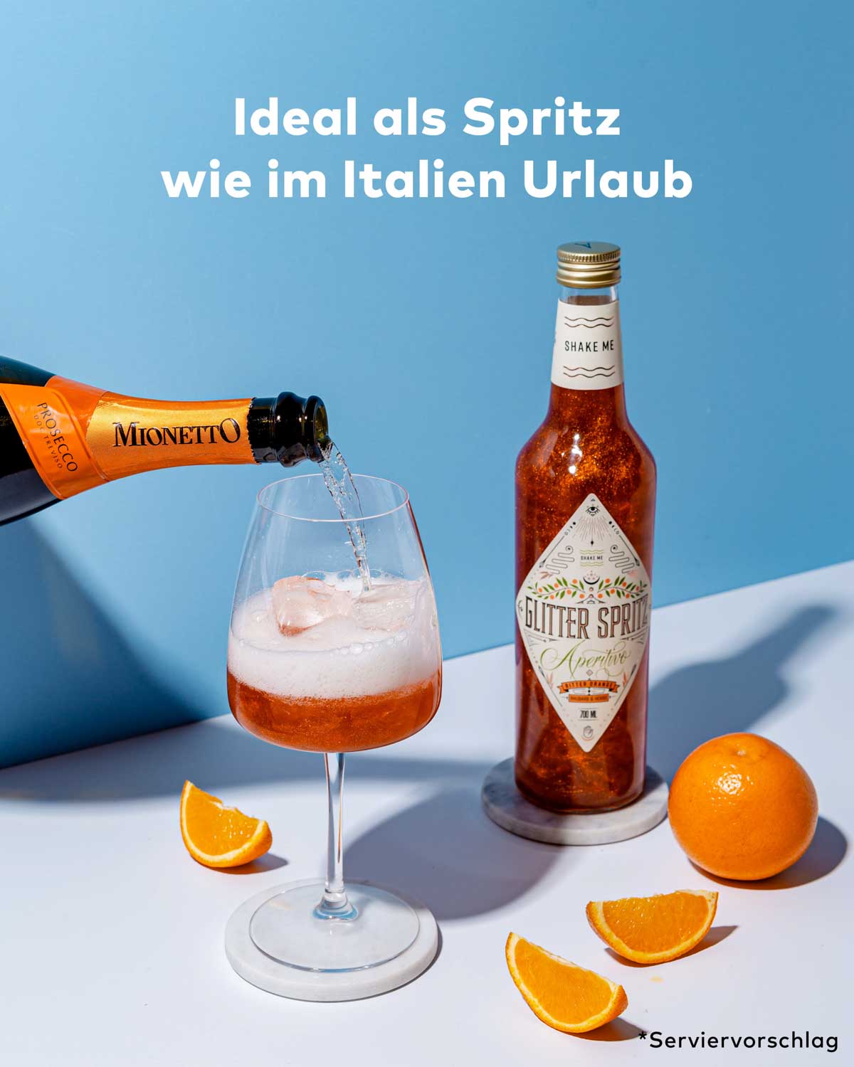Mit unserem Glitter Spritz als Basis für deinen Spritz wird dein nächster Drink nach Sommer, Italien und Urlaub schmecken. Für die Garnitur kannst du passend zu den Botanicals eine Orange verwenden. 