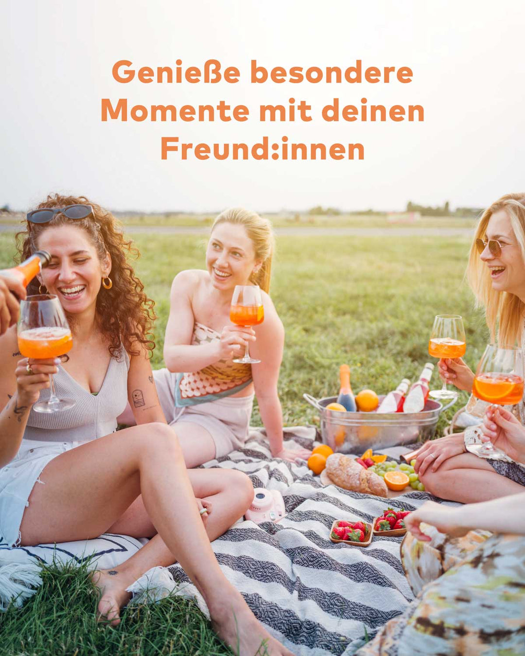 Mit unserem glitzerndem Aperitif werden Momente mit Freunden zu ganz besonderen Erinnerung. Ideal, um dein Picknick mit Freunden das "La dolce Vita-Feeling" zu genießen.  