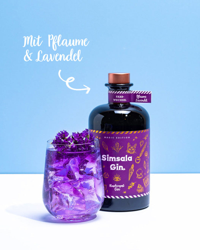 Der Simsala Gin mit Pflaume und Lavendel zusammen mit einem magischen Farbwechsel von blau zu lila macht jeden Drink zu einem Erlebnis. | Simsala Gin Flasche von Flaschenpost Gin mit einem leckeren Drink daneben.