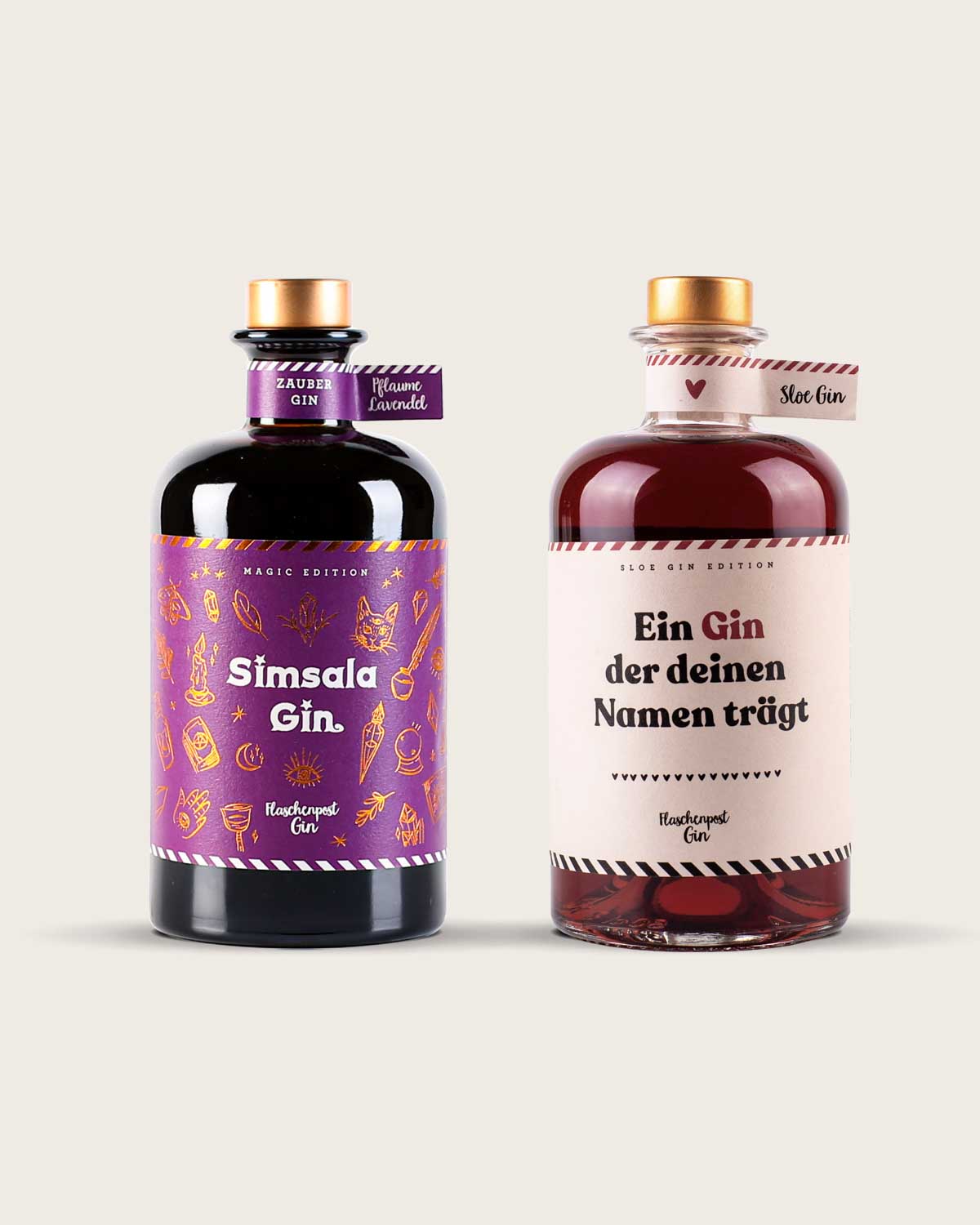 Das Magic Love Bundle von Flaschenpost Gin enthält den Farbwechsel Gin "Simsala Gin" und den Sloe gin mit DIY-Ettiket. Unser Sloe Gin aus Schlehenbeeren trägt auf dem Etikett den Spruch "Ein Gin der deinen Namen trägt" mit einem Platzhalter für einen Namen. 