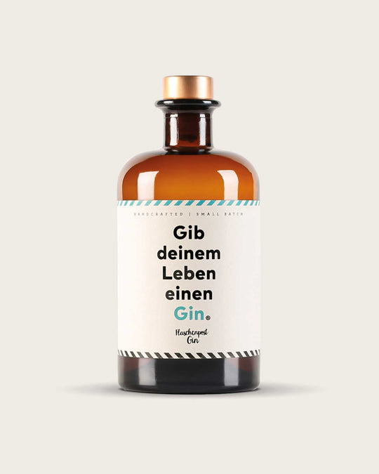 Unsere Classic Edition "Gib deinem Leben einen Gin" von Flaschenpost Gin. Mit Wacholder und Zitrus als Botanicals ist dieser Gin ein zeitloser Klassiker, ideal als Basis für deinen Gin und Tonic oder nächsten Cocktail.  