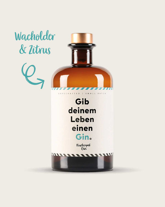 "Gib deinem Leben einen Gin" von Flaschenpost Gin ist ein zeitloser Favorit. Mit Wacholder und Zitrus als ausgewählten Botanicals, wird dieser Gin zur idealen Grundlage für deinen perfekten Gin and Tonic oder den nächsten Cocktail.