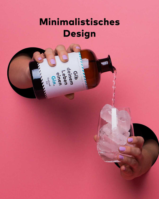 Bei unserer Classic Edition,  steht der Spruch "Gib deinem Leben einen Gin" deutlich im Vordergrund – ohne unnötigen Schnickschnack im Design. Eine schlichte Eleganz erwartet für alle, die minimalistische Ästhetik zu schätzen wissen.