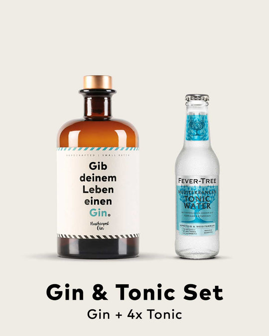 Unser Klassiker "Gib deinem Leben einen Gin." von Flaschenpost Gin  mit den Botanicals Wacholder und Zitrus im Gin und Tonic Set. Das Set enthällt eine Flasche unseres Premium Gins mit dem humorvollen Spruch und viermal Tonic Water von Fever-Tree. 