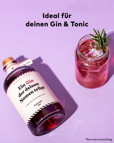 Der Sloe Gin ist die ideale Wahl für deinen kommenden Gin & Tonic. Du hast die Möglichkeit, entweder deinen eigenen Namen oder den deiner Liebsten auf dem Etikett zu verewigen, was dieses Getränk zu einem ganz persönlichen Genuss macht.