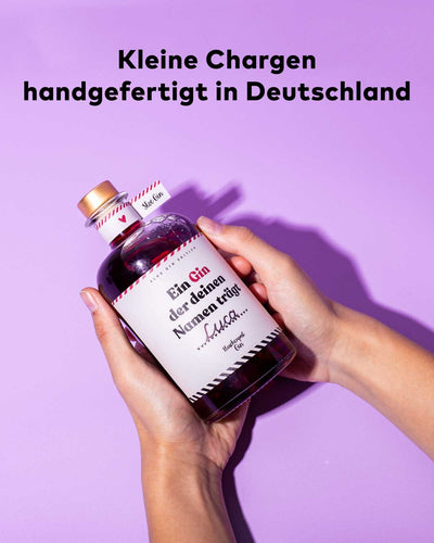 Unser Sloe Gin wird wie alle unsere Gins in kleinen Chargen in Deutschland handgefertigt, ein wahrer Hingucker mit Platz auf dem Etikett um individuell den Namen deiner Lieblingsperson auf zu schreiben. 