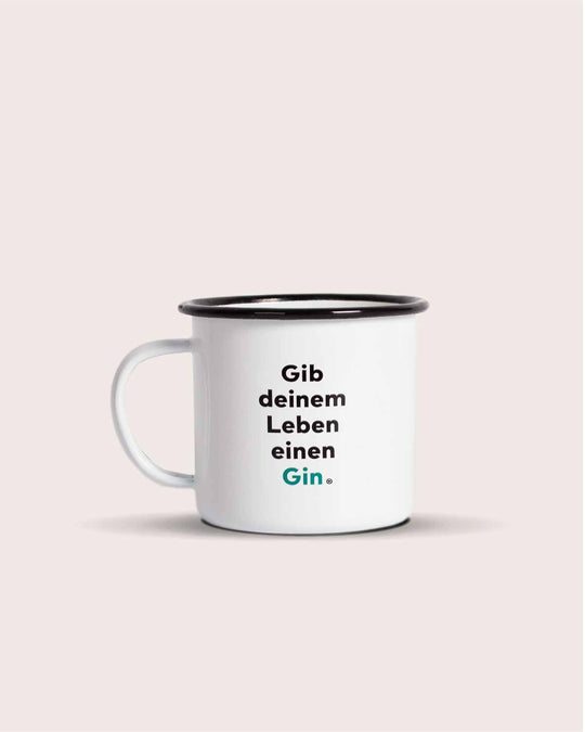 Dei weiße Vintage Emaille Tasse mit dem humorvollem Spruch "Gib deinem Leben einen Gin" perfekt um Flaschenpost Gin zu genießen. 