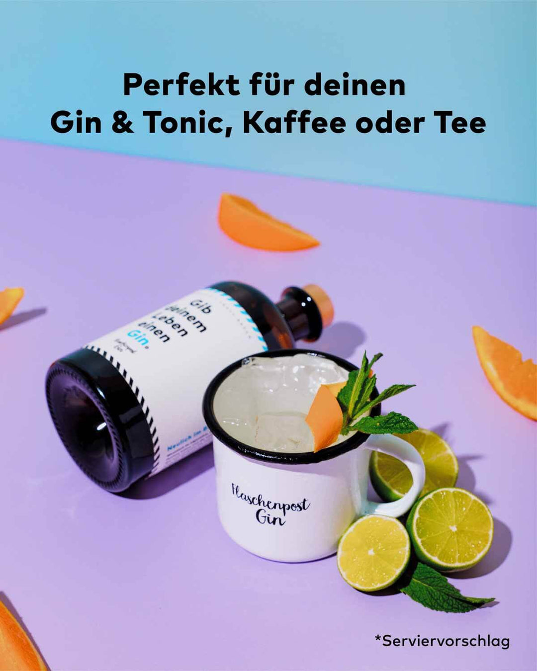 Die weiße Vintage Camping Tasse im Serviervorschlag mit Orangen und Limettenscheiben. Perfekt für Gin & Tonic, Kaffee oder Tee. 