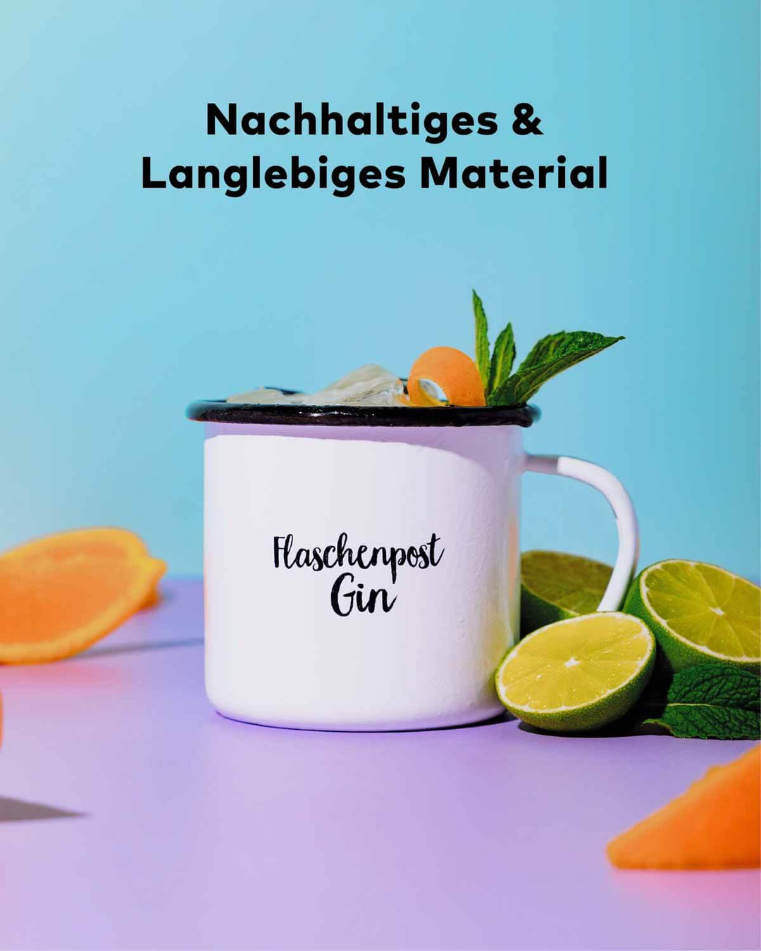 Die Camper Tasse von Flaschenpost Gin angerichtet mit Limetten und Orangenschreiben. Das Material ist langlebig und nachhaltig. 