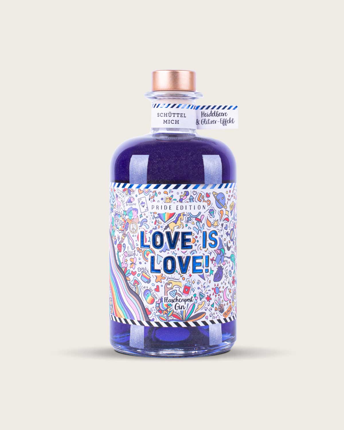 Unsere Pride Edition - der blaue glitzernde Gin mit dem bunten Etikett und dem Statement: Love is Love! Das Etikett ist bunt und enthält viele kleine regenbogenefarbene Details. Dieser Gin schmeckt fruchtig nach Heidelbeere  und ist durch seinen Glitzer-Effekt ein wahrer Hingucker.  