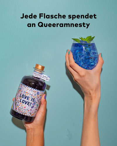Bei jeder verkauften Flasche unserer Pride Edition geht eine Spende an Queeramnesty. Auf diese Weise setzen wir uns aktiv für die LGBTQIA+ Community ein und zeigen unsere Solidarität und Unterstützung. 