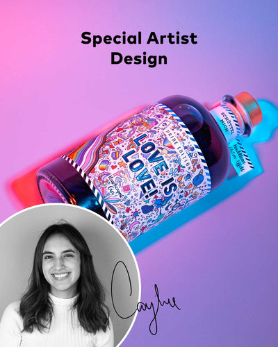 Unsere umwerfende Pride Edition wurde in enger Zusammenarbeit mit der talentierten Künstlerin Caylie gestaltet. Das Etikett ist eine wahre Augenweide, voller kleiner, bunter Details und einem stolzen Regenbogen entlang der Seite. Mit dieser einzigartigen Gestaltung möchten wir die  Vielfalt der LGBTQIA+ Gemeinschaft feiern und die Botschaft der Liebe und Akzeptanz verbreiten.