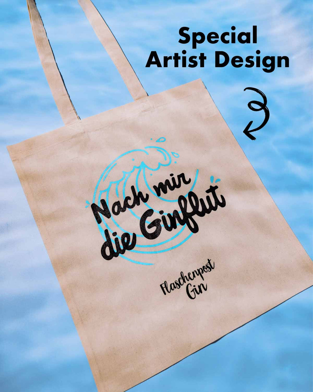 Der neue Ginflut Jutebeutel von Flaschenpost Gin begeistert mit Special Artist Design und ist ein absoluter Hingucker! | Der Beutel liegt auf blauem Untergrund.