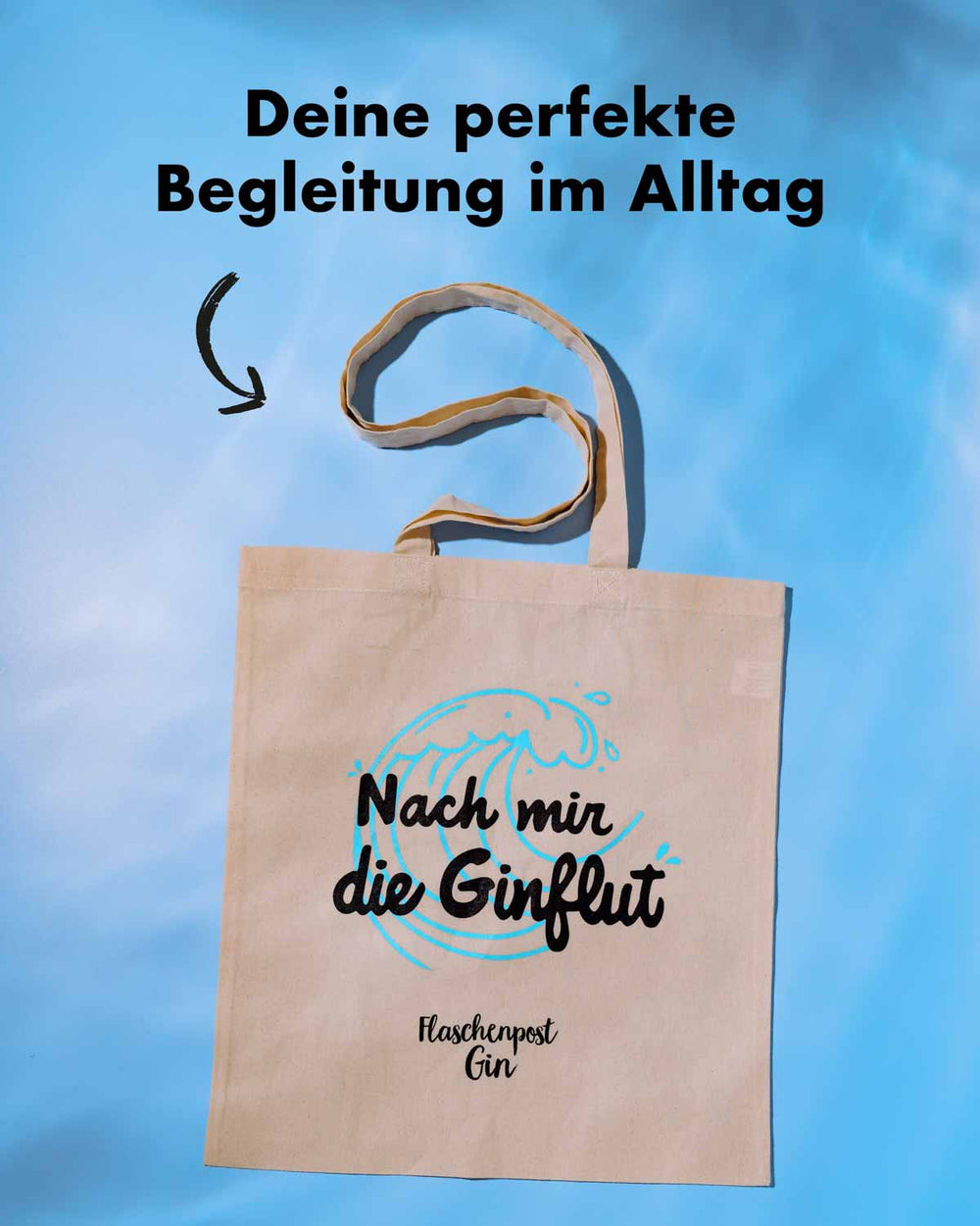 Die perfekte Begleitung im Alltag für jede Gelegenheit ist der Jutebeutel von Flaschenpost Gin mit dem Spruch "Nach mir die Ginflut" | Der Jutebeutel liegt auf blauem Untergrund in Wellenoptik.