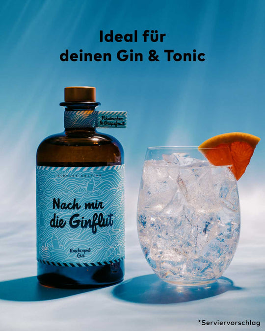 Flaschenpost Gin mit Rhabarber und Grapefruit ist perfekt für ein Gin & Tonic Rezept für einen Feierabend-Drink | Der Flaschenpost Gin steht neben einem bis oben gefüllten Gin & Tonic Glas garniert mit einer Grapefruit Scheibe.