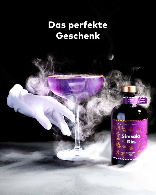 Das Simsala Gin verwandelt sich beim Mixen von einem kräftigen Blau in ein verführerisches Lila. Egal ob Geburtstag, Jubiläum oder als außergewöhnliches Geschenk, dieses Set wird zweifellos für begeisterte Reaktionen sorgen. Überrasche jemanden auf zauberhafte Weise mit unserem einzigartigen Gin !