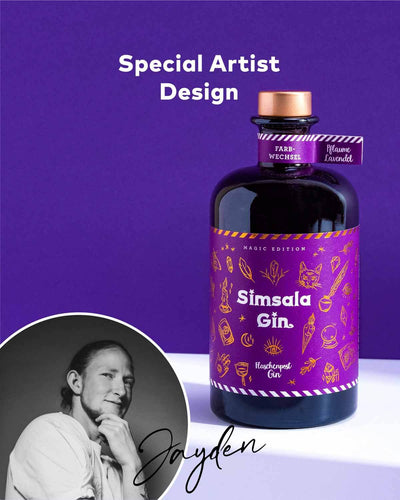 Das Etikett unseres Simsala Gin ist in Zusammenarbeit mit dem Künstler Jayden entstanden. Das lila Etikett enthält zauberhafte Details, von Zauberkugeln bis Federn und Tarotkarten. Die goldenen Details machen ihn schon vor dem Öffnen zum Eyecatcher. 