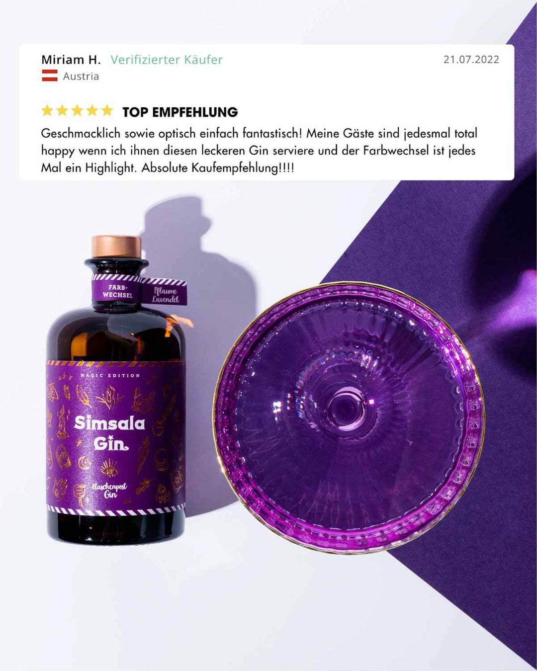 Der Simsala Gin mit einer fünf Sterne Bewertung. Eine Kundin gibt ihm fünf Sterne und schreibt: "Top Empfehlung. Geschmacklich sowie optisch einfach fantastisch! Meine Gäste sind jedesmal total happy wenn ich ihnen diesen leckeren Gin serviere und der Farbwechsel ist jedes Mal ein Highlight. Absolute Kaufempfehlung!!!" 